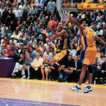 Aro pasado ante Robert Horry en el segundo duelo de sus únicas Finales, las de 2000 ante los Lakers, a la postre campeones.