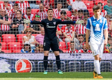Se formó en la cantera del Athletic desde alevines, en 2004 y debutó en el primer equipo en septiembre de 2016. Jugó con los rojiblancos hasta 2018.