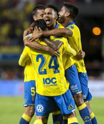 Los jugadores de Las Palmas celebrando el gol del empate de Tana 