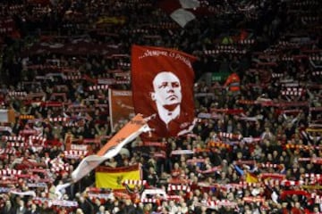 Pancarta de Benitez de los aficonados del Liverpool en el partido de octavos de la Champions ante el Real Madrid en Anfield. (2009)