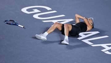 Garbi&ntilde;e Muguruza celebra su victoria ante Anett Kontaveit oen la final de las Akron WTA Finals en el Centro Panamericano de Tenis de Guadalajara, M&eacute;xico.