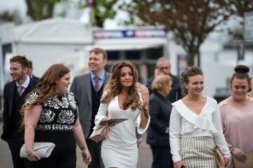 Grand National: Ladies' Day elegance from Aintree