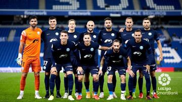 Los jugadores del Ibiza posan antes del partido frente a la Real Sociedad B.