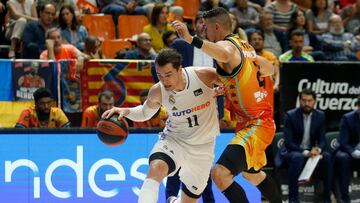 Mario Hezonja, defendido por Josep Puerto.