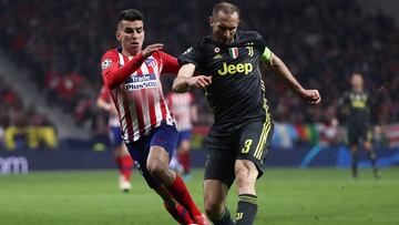 Correa y Chiellini, durante el partido de la Champions.