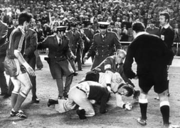 Partido de semifinales de la Copa de Europa. Fue el inicio del Bayern como villano europeo. Con un ambiente muy caldeado un aficionaldo saltó al césped y alcanzando al árbitro austriaco Linemayr con un directo al rostro, pasó a la historia como el loco del Bernabéu. 