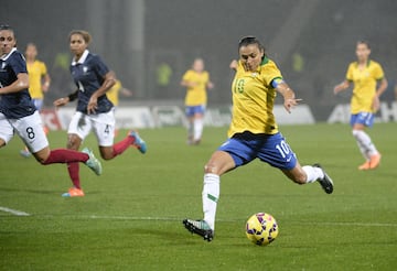 Marta es una de las caras más conocidas del fútbol femenino. La jugadora brasileña del Orlando Pride, conocida en su país como "A Rainha", ha sido 5 veces elegida la mejor jugadora del planeta. Además, en 18 años vistiendo la ‘Verde-amarela’ ha conseguido el puesto máxima goleadora histórica de los mundiales, ha logrado dos medallas de plata en Juegos Olímpicos y un subcampeonato en la Copa del Mundo de 2007.