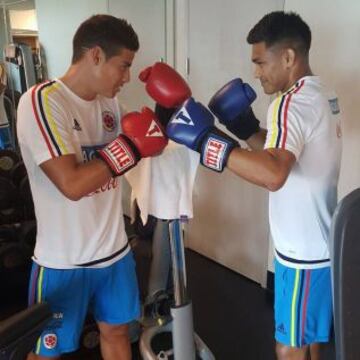 Estos dos cracks se "prueban" en el gimnasio.