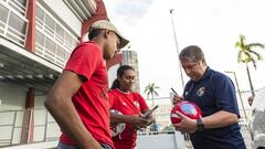 PA2009. CIUDAD DE PANAM&Aacute; (PANAM&Aacute;), 15/05/2017.- El t&eacute;cnico de la selecci&oacute;n de f&uacute;tbol de Panam&aacute;, Hern&aacute;n Dar&iacute;o &quot;Bolillo&quot; G&oacute;mez (d) firma aut&oacute;grafos a fan&aacute;ticos hoy, marte