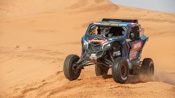 Gerard Farrés pilota durante la novena etapa del Dakar.