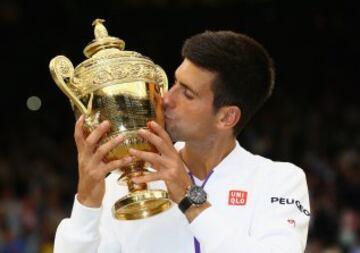 Novak Djokovic besa la Copa de Campeón Mundial (es la inscripción que lleva el trofeo de campeón de Wimbledon, la 'Challenge Cup').