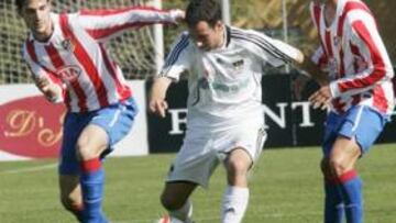 <b>PRESIÓN. </b>Míchel y Mínguez tratan de recuperar el balón.