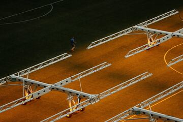 Luces artificiales mejoran el césped del Nizhny Novgorod Stadium.
