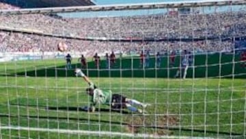 <b>PENALTI POR MANO DE JUANMA. </b>El segundo gol del Málaga en aquel partido ante el Tenerife llegó en el minuto 72 gracias a un penalti que transformó Antonio Hidalgo.