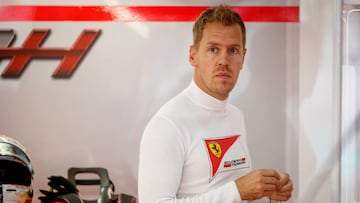 Sebastian Vettel en el box de Ferrari en Sepang.