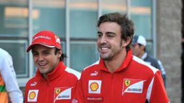 <b>MÁS ANIMADOS. </b>Alonso y Massa, ayer juntos a su llegada al 'paddock' del circuito de Yeongam. Las cosas van algo mejor...