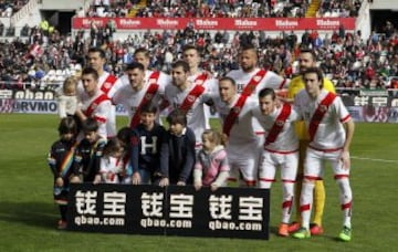 El once inicial del Rayo Vallecano. De pie: Miku, Zé Castro, Llorente, Bebé y Juan Carlos. Agachados: Pablo Hernández, Jozabed, Trashorras, Nacho, Tito y Baena.