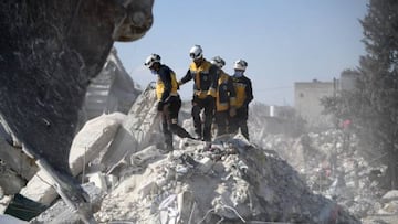 Rescue workers look for survivors amid the rubble of a building in the rebel-held town of Jindayris on February 10, 2023, days after an earthquake hit Turkey and Syria. - The 7.8-magnitude quake early on February 6 has killed more than 20,000 people in Turkey and war-ravaged Syria, according to officials and medics in the two countries, flattening entire neighbourhoods. (Photo by Rami al SAYED / AFP) (Photo by RAMI AL SAYED/AFP via Getty Images)