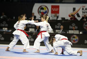 Final femenina de katas por equipos, España contra Japón, en la que Japón venció por 5 - 0
