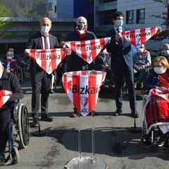 Iribar inicia el reparto de 8.300 pañuelos entre los mayores