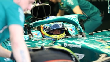 Fernando Alonso subido en el Aston Martin.