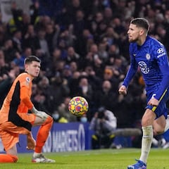 Jorginho y el VAR mantienen viva la cacería del City en el 93'