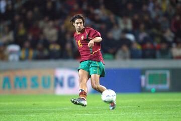 Rui Manuel César Costa es otra de las mayores leyendas de la selección portuguesa. Como futbolista formó parte, junto a otros jugadores como Luís Figo, João Pinto o Vítor Baía, de la Generación de Oro del fútbol portugués. Jugó tres Eurocopas y una Copa Mundial de Fútbol en 2002. Disputó un total de 94 partidos y anotó un total de 26 tantos por la selección.