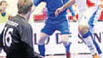 Betao encara al portero.