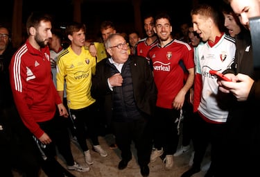 El presidente de Osasuna, Luis Sabalza, junto a varios jugadores saluda a los aficionados que se han dado cita esta madrugada en la Plaza del Castillo para recibir a los finalistas de la Copa del Rey tras vencer al Athletic de Bilbao.