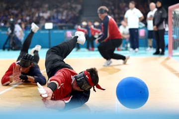 El goalball es un deporte de equipo exclusivo de los Juegos Paralmpicos, y est dise?ado especficamente para atletas con discapacidad visual. Los atletas compiten para sumar puntos haciendo rodar la pelota, que contiene una campana en su interior, hacia la portera de sus oponentes en el otro lado de la cancha. Los jugadores del equipo contrario usan ambas manos y pies para bloquear la pelota y evitar que marque. El goalball se juega en completo silencio.