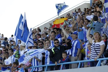 Aficionados del Leganés animan en Butarque.