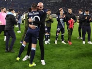 Claudio Giráldez y Iago Aspas, entrenador y capitán del Celta, se abrazan a la conclusión del partido contra el Olympique en el Groupama Stadium de Lyon.