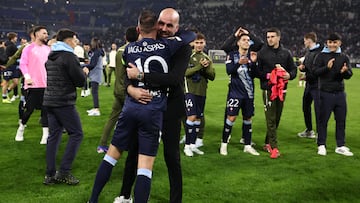 Claudio Giráldez y Iago Aspas, entrenador y capitán del Celta, se abrazan a la conclusión del partido contra el Olympique en el Groupama Stadium de Lyon.