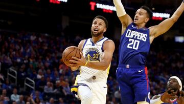 Stephen Curry (Golden State Warriors) lanza ante la defensa de Landry Shamet (Los Angeles Clippers).