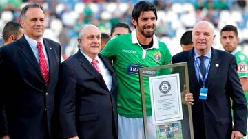 El Loco Abreu recibi&oacute; el R&eacute;cord Guinness por sus 26 equipos