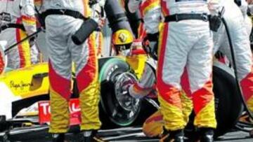 <b>OTRA PARADA MALDITA. </b>Tras el impacto con Sutil, las opciones de Alonso se desmoronaron en la parada en boxes, por un tapacubos que estaba deteriorado.