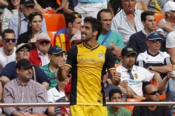 El centrocampista del Atlético de Madrid Raúl García celebra la consecución del primer gol de su equipo ante el Valencia CF durante el partido correspondiente a la trigésima quinta jornada de la Liga BBVA, disputado esta tarde en el estadio de Mestalla.
