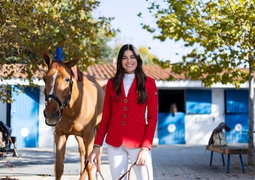 Sira Martínez posando junto a su caballo.