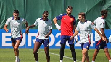 Soccer Football - Euro 2024 - Spain Training - Donaueschingen, Germany - July 8, 2024 Spain's Nico Williams with Fermin Lopez, Ferran Torres and Unai Simon during training REUTERS/Robin Rudel