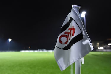 Equipo fundado en el año 1879, siendo el club profesional más antiguo de Londres. Forma parte del distrito de Hammersmith y Fulham. El equipo fue conocido como Fulham St Andrew’s Church Sunday School FC.  La historia del origen del apodo y del nombre del campo es muy interesante. Anteriormente, los terrenos del estadio del Fulham estaban destinados a la cacería, donde Ana Bolena, reina consorte de Inglaterra los utilizaba. En estos terrenos, por el año 1780, el barón William Craven construyó una casa de campo a las orillas del Támesis bautizada con el nombre de Craven Cottage. Pero más adelante, un incendio fulminó la famosa villa de los Craven, hasta que ocho años después, el Fulham que apareció en 1879 buscaba un campo. Llegaron a un acuerdo con los propietarios de esta villa y el club pagó 15.000 libras a Archibald Leitch, arquitecto escocés famoso por diseñar estadios de fútbol y rugby en el Reino Unido, para que se instauraran gradas y se adecentasen las instalaciones. De ahí el apodo de The Cottagers, “los labradores”, ya que cottage en español significa cabaña y era una casa de campo.