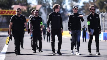 Max Günther y parte del equipo DS Penske, durante su 'track-walk' en México.