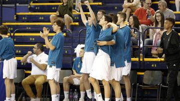 Los jugadores del Real Madrid celebran una canasta.