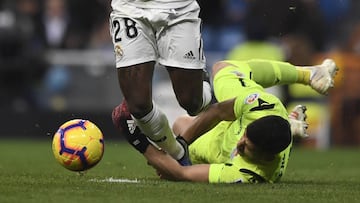 Vinicius penalty appeal waved away by ref and VAR