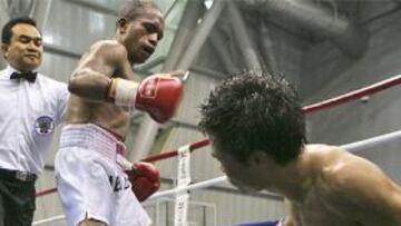 <strong>LA PELEA.</strong> El surcoreano Choi Yo-sam perdió el conocimiento en el decimosegundo 'round' pero permaneció en el ring.