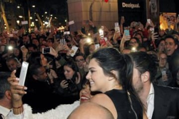  La top model internacional Kendall Jenner posa para un selfie con una admiradora, durante la presentación de la nueva campaña publicitaria "Tribal Spirit.