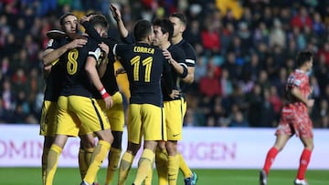 Atletico Madrid's Argentinian midfielder Saul Niguez (8) celebrates with teammates after scoring during the Spanish Copa del Rey (King's Cup) round of 32 first leg football match CD Guijuelo vs Club Atletico de Madrid at the Estadio Municipal of Guijelo on November 30, 2016. / AFP PHOTO / CESAR MANSO