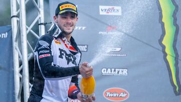 Tim Gajser, con una batalla de champán en un podio de MXGP durante la temporada 2024.