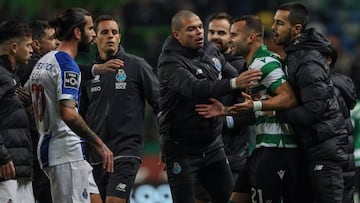 Pepe mediando entre Sergio Oliveira y Jes&eacute; Rodr&iacute;guez, jugadores de Oporto y Sporting de Portugal.