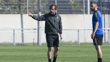 Quique S&aacute;nchez Flores da indicaciones a &Aacute;lvaro V&aacute;zquez, este martes.