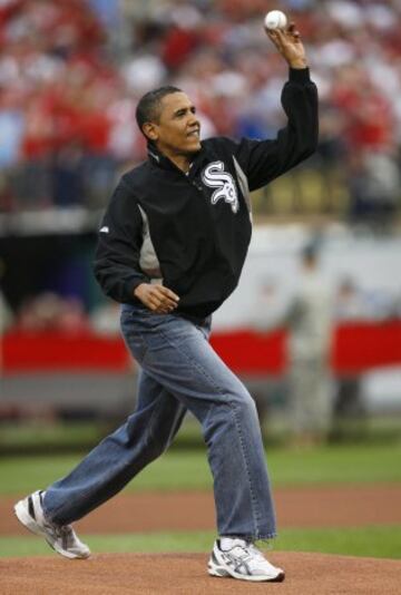 U.S. President Barack Obama throws the ceremonial first pitch prior to the start of Major League Baseball's All-Star game in St. Louis July 14, 2009.   REUTERS/John Gress (UNITED STATES SPORT BASEBALL IMAGES OF THE DAY)